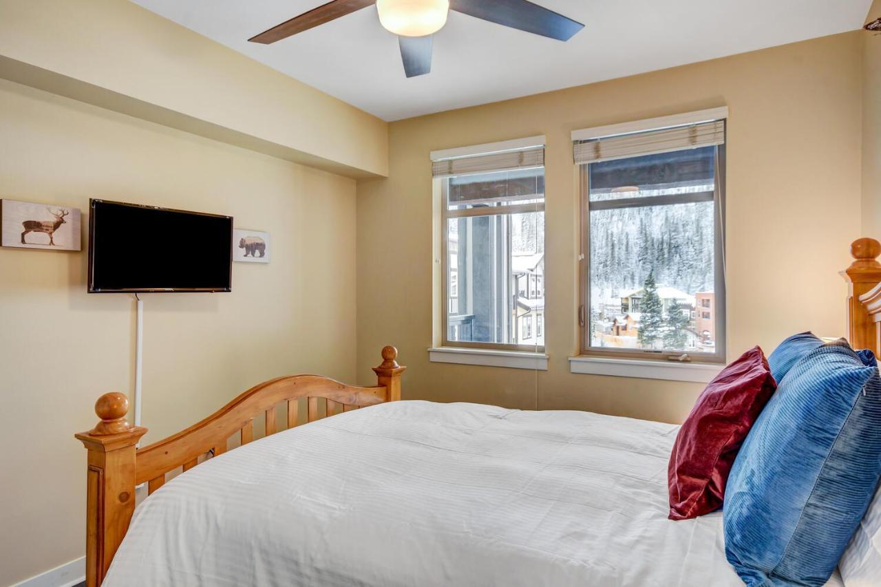 Holiday home Ski-in-ski-out Luxury Condo: Mountain Views & Hot Tub Retreat *